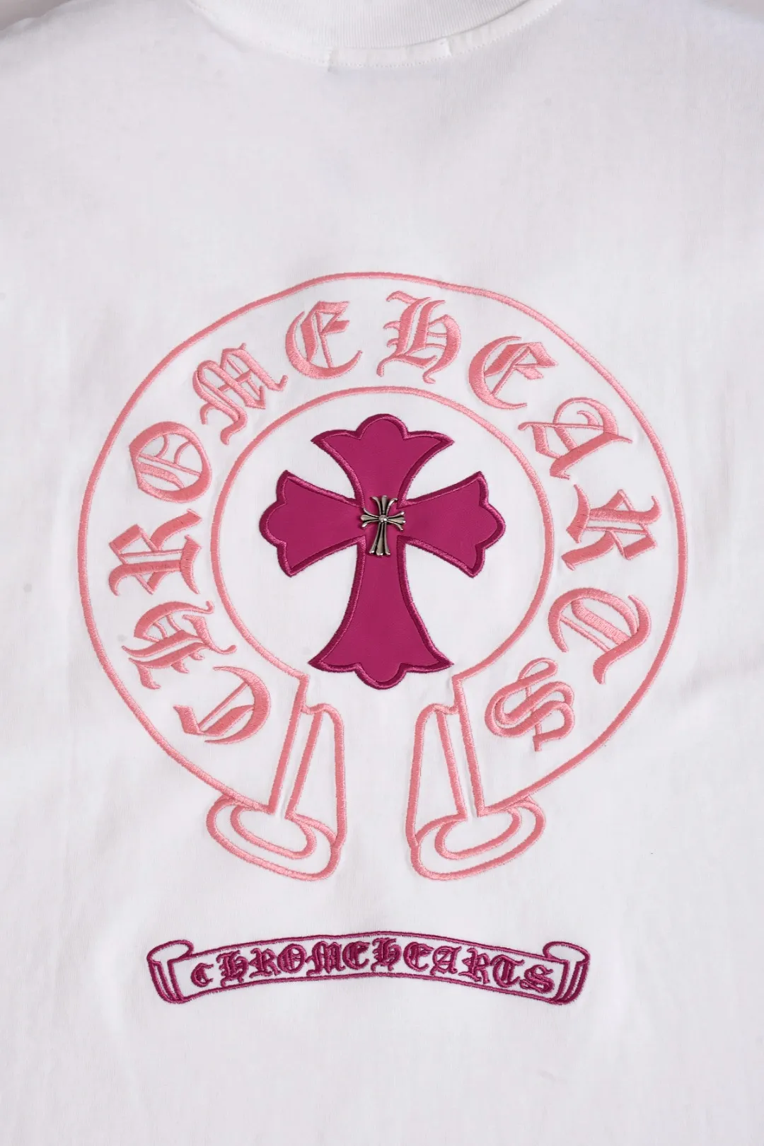 P170 Chrome Hearts CH Cross 26SS New product is hot at the same time💥 Early spring classic style Colorful double cross on the chest 🪡 Embroidery Large logo cross on the back Horseshoe and leather willow ding Sanskrit ✝️🪡 Embroidery Round neck short-sleeved T-shirt, a popular style, a style that both men and women like, the same style for men and women, 100% chance of turning heads when you wear it when you go out! It’s all about being handsome. The designer’s classic sense is precisely grasped. The whole piece of clothing is heavy. Industrial washing process. Ready-made garments are dyed + sprayed for a horse effect. The double-wash process is very recognizable. It uses heavy washing to make it distressed. The edges of the patch are slightly rolled and naturally distressed. It has a three-dimensional sense of layering and a little damage. It is very visually lethal. It adheres to Kroxin's consistent rough style. The chest and back are large, and the horseshoe flower printed patch pattern is embroidered and decorated. It is also decorated with silver metal engraved distressed buttons. The classic elements full of brand recognition instantly enhance the overall sense of grade and specification. Its texture is quite high-end! The overall feeling is high-end, simple and elegant, with silver hardware accessories, a full set of customized accessories, and the pattern of the entire dress is all decorated with patchwork three-dimensional embroidery technology, which is the finishing touch of the entire dress. The design on the back is even more eye-catching! ! This full back is so cool, it’s full of design, and the overall upper body style highlights fashion and individuality. Wearing it together as a couple is even more popular on the street. I recommend the early autumn sweatshirt! ! The fabric is a unique 320g 100% cotton, which is skin-friendly, breathable, warm to the touch, has a strong texture, and has smooth lines. It can be called a back killer, which has very strict requirements on craftsmanship and cost. The smooth neckline, flat cuffs and hems, the stitches are large and tight, tight and orderly, and the details are perfect. The consistent OS version can be worn alone or layered. It is very casual, but very iconic! It is simply the flagship of high-end trendy brands and must be included in your wardrobe. It has the American fashion spirit of freedom and individuality, and is highly recognizable and stylized! Color: Black White Size: S-XL Size chart: S: Shoulder width 50-Bust 56-Length 70 M: Shoulder width 52-Bust 57-Length 72 L: Shoulder width 54-Bust 59-Length 74 XL: Shoulder width 56-Bust 62-Length 76